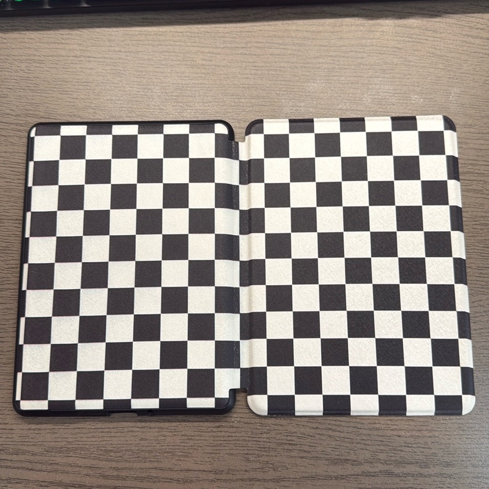 Checkered  Kindle case - Picture 4 of 6